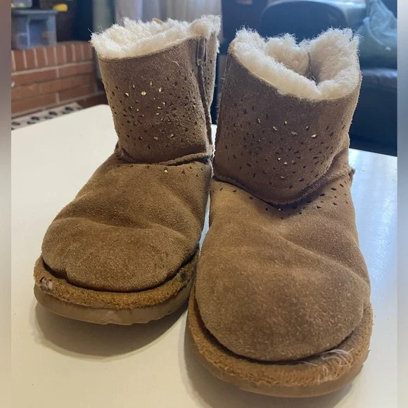Tan UGG boots - Picture 2 of 5